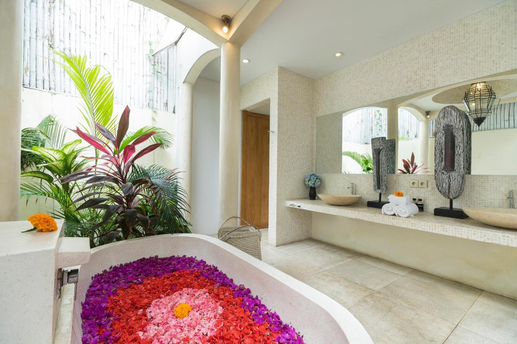 Elegant Villa Casabianca - Tropical Pool & Garden, Near Potato Head Beach Club! Seminyak Dış mekan fotoğraf